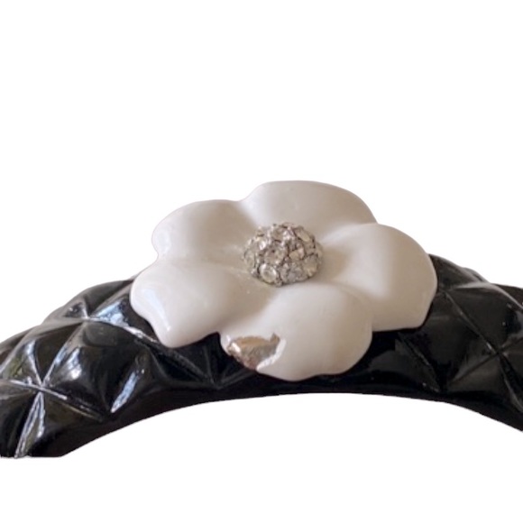 BLACK ENAMEL BANGLE BRACELET W/ A WHITE ENAMEL FLOWER & CZS - Picture 5 of 16